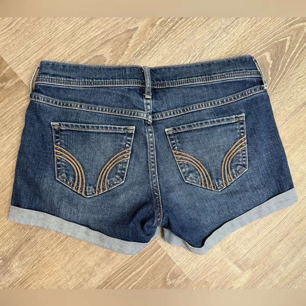 Hollister Low-Rise Midi Distressed Denim Shorts Size 5/27 - Picture 2 of 9
